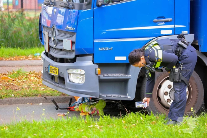 Fietser zwaar gewond na aanrijding met vrachtwagen
