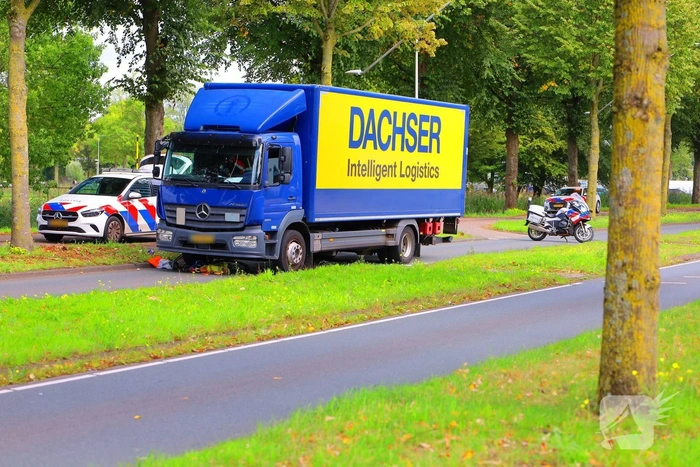 Fietser zwaar gewond na aanrijding met vrachtwagen
