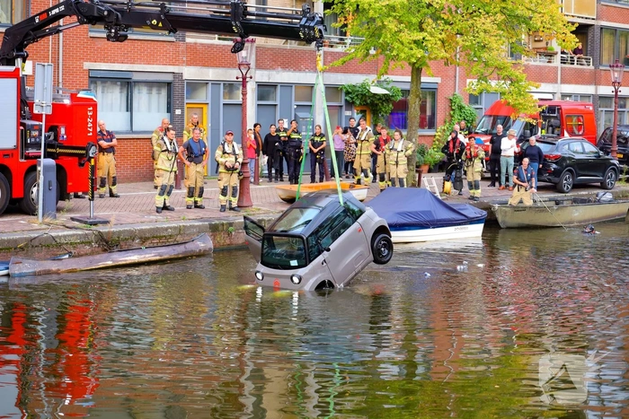Elektrische auto belandt in het water