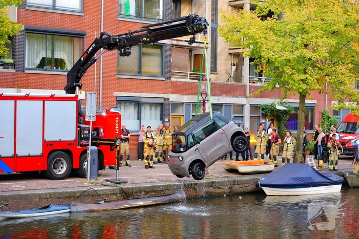 Elektrische auto belandt in het water