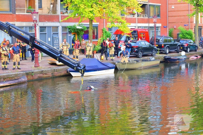 Elektrische auto belandt in het water