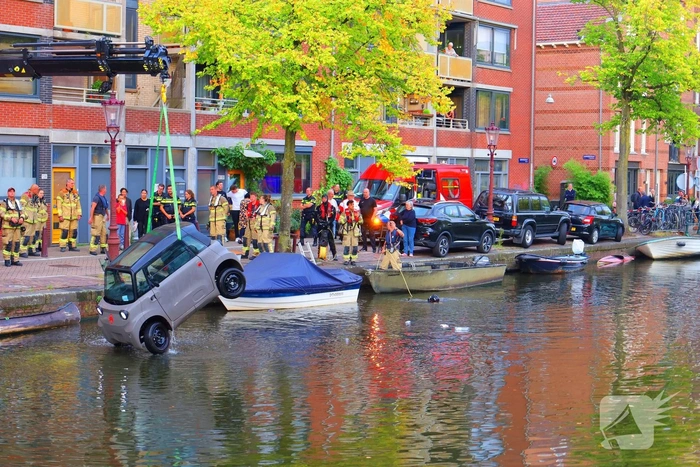 Elektrische auto belandt in het water