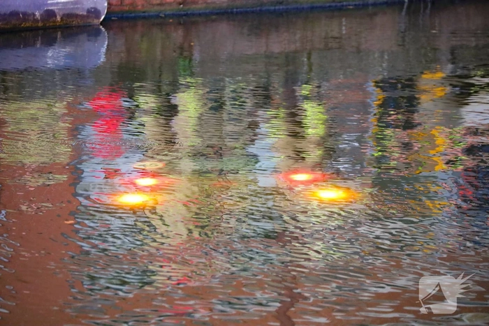 Elektrische auto belandt in het water