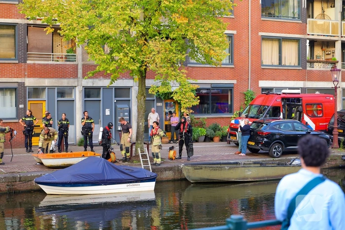 Elektrische auto belandt in het water