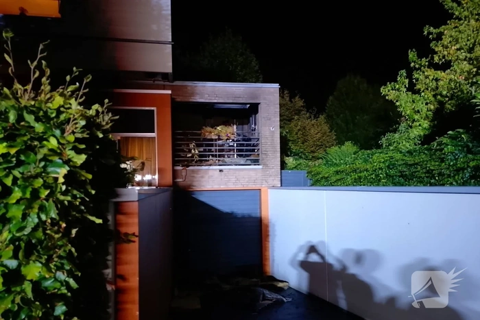 Brand op balkon slaat over naar woning