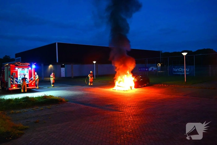 Brandweer blust brand in voertuig
