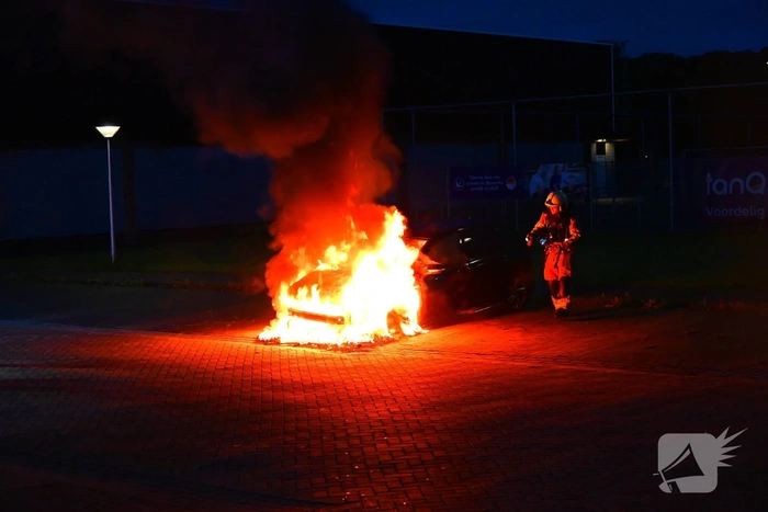 Brandweer blust brand in voertuig
