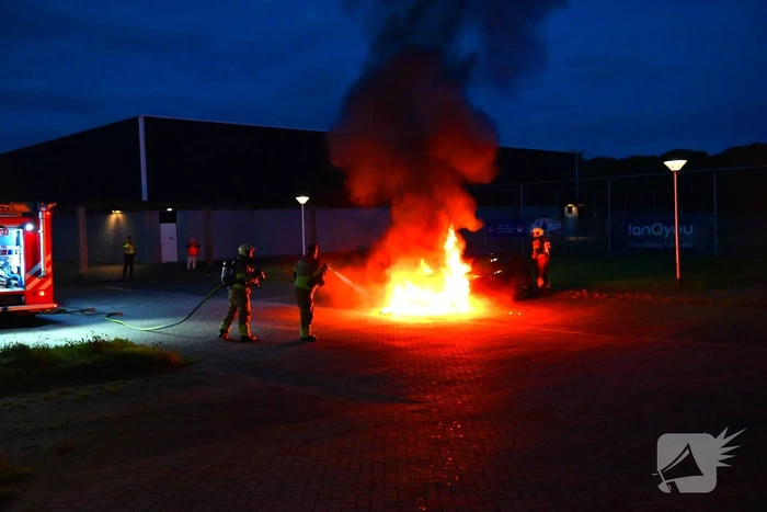 Brandweer blust brand in voertuig