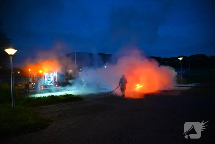 Brandweer blust brand in voertuig