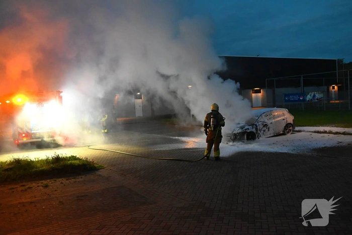 Brandweer blust brand in voertuig
