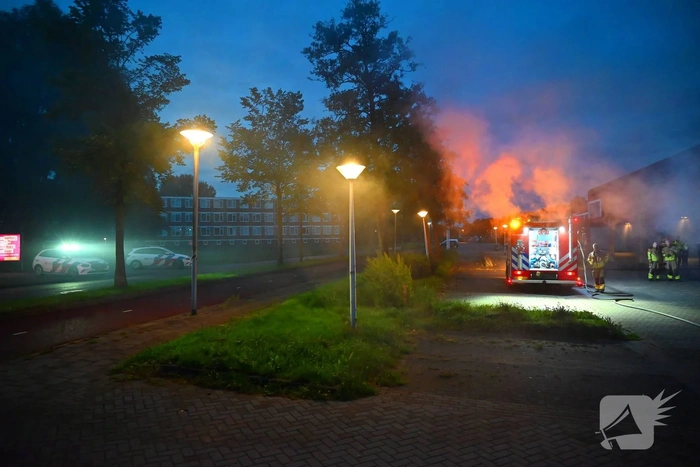 Brandweer blust brand in voertuig