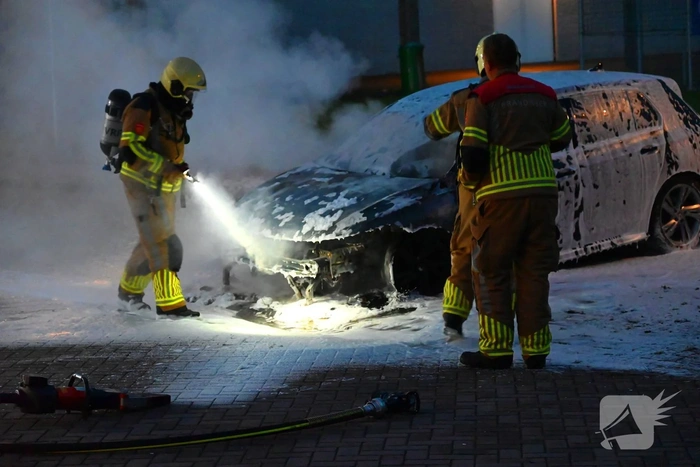 Brandweer blust brand in voertuig