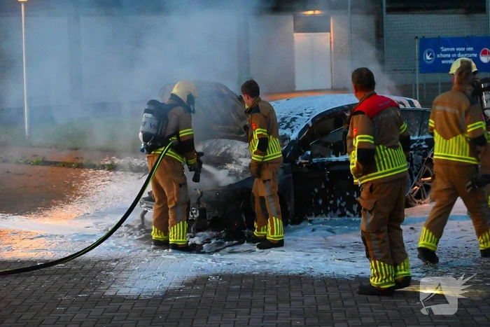 Brandweer blust brand in voertuig