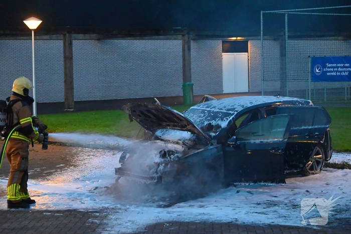 Brandweer blust brand in voertuig