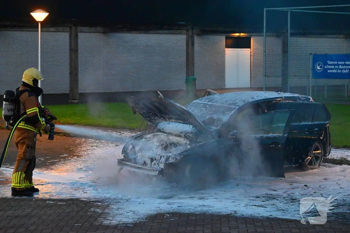 Brandweer blust brand in voertuig