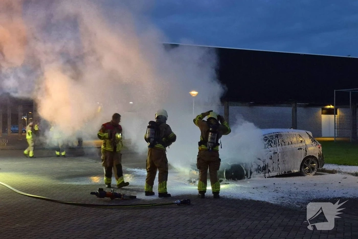 Brandweer blust brand in voertuig