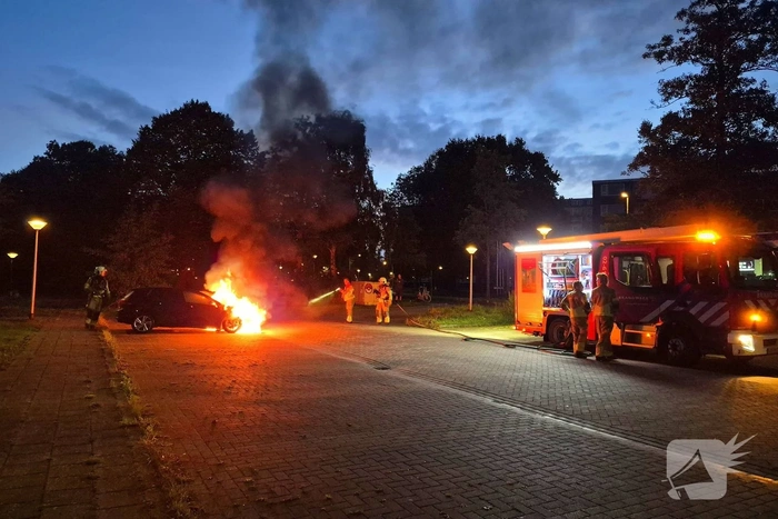 Brandweer blust brand in voertuig