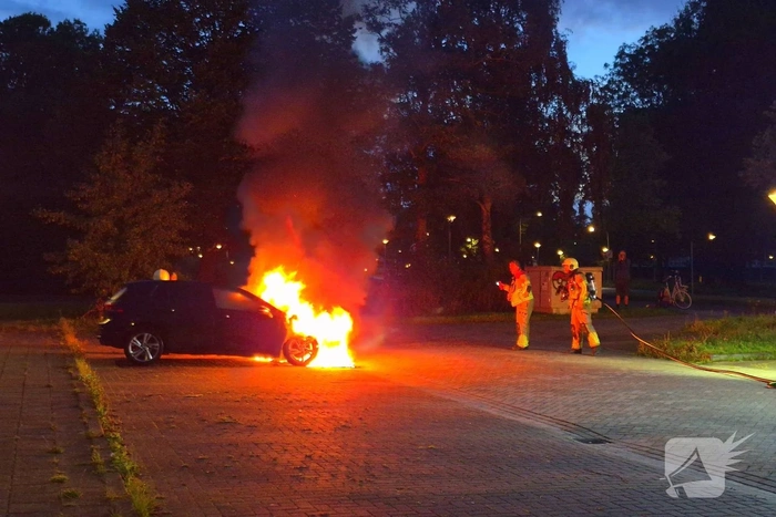 Brandweer blust brand in voertuig
