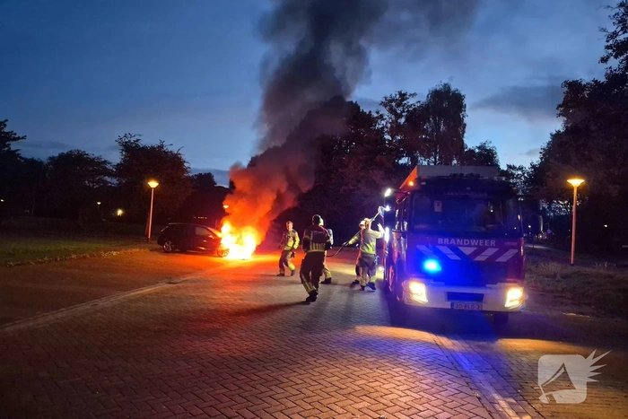 Brandweer blust brand in voertuig