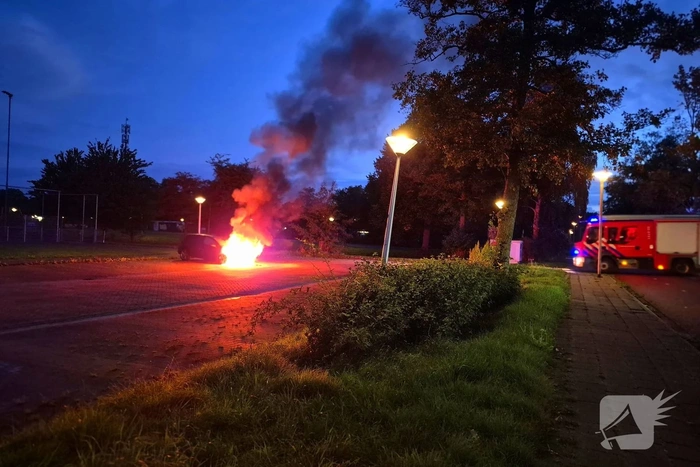Brandweer blust brand in voertuig
