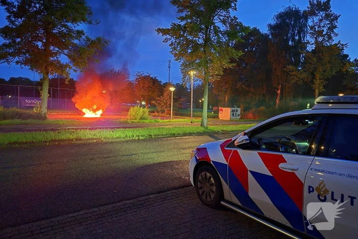 Brandweer blust brand in voertuig