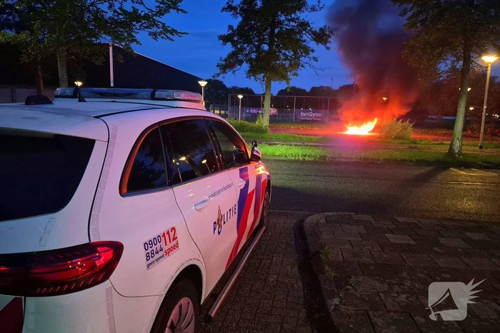 Brandweer blust brand in voertuig