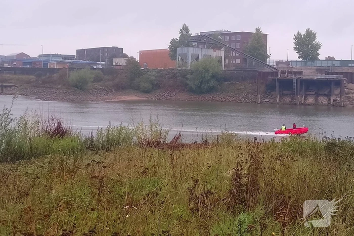 Brandweer haalt persoon uit rivier