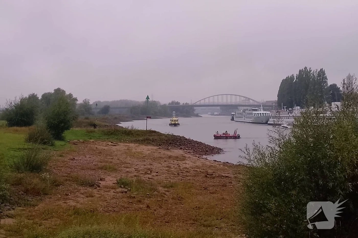 Brandweer haalt persoon uit rivier