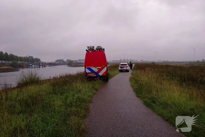 Brandweer haalt persoon uit rivier