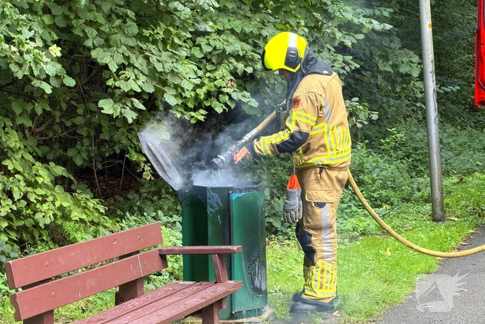 Prullenbak vat opnieuw vlam, brandweer opnieuw ingezet