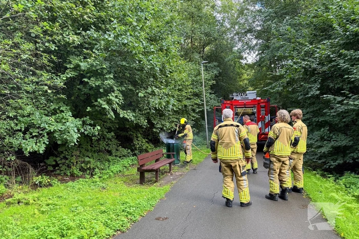Prullenbak vat opnieuw vlam, brandweer opnieuw ingezet