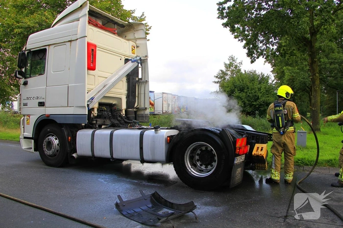 Vrachtwagen met vastgelopen remmen zorgt voor brand en rookontwikkeling