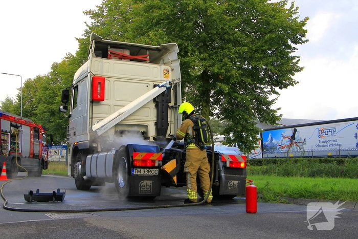 Vrachtwagen met vastgelopen remmen zorgt voor brand en rookontwikkeling