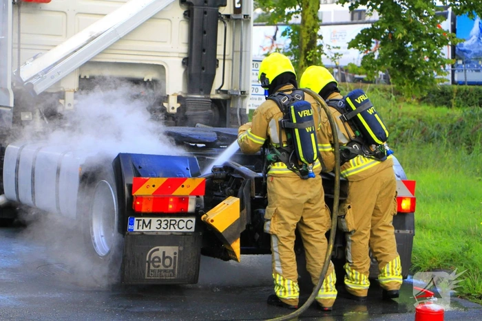 Vrachtwagen met vastgelopen remmen zorgt voor brand en rookontwikkeling