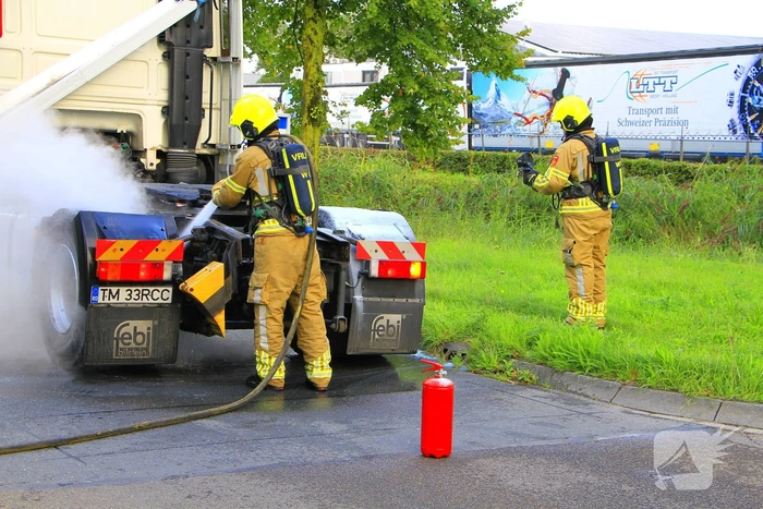 Vrachtwagen met vastgelopen remmen zorgt voor brand en rookontwikkeling