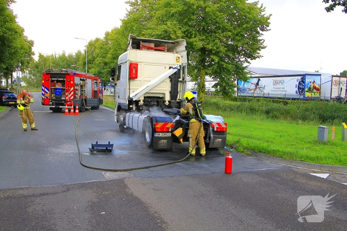 Vrachtwagen met vastgelopen remmen zorgt voor brand en rookontwikkeling