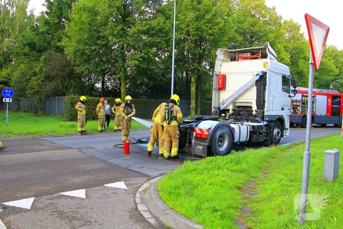 Vrachtwagen met vastgelopen remmen zorgt voor brand en rookontwikkeling