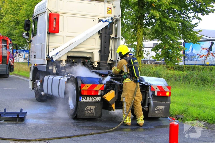 Vrachtwagen met vastgelopen remmen zorgt voor brand en rookontwikkeling