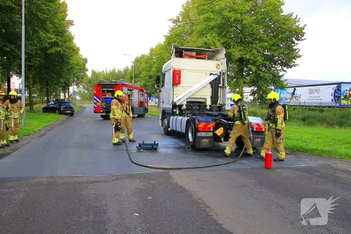 Vrachtwagen met vastgelopen remmen zorgt voor brand en rookontwikkeling