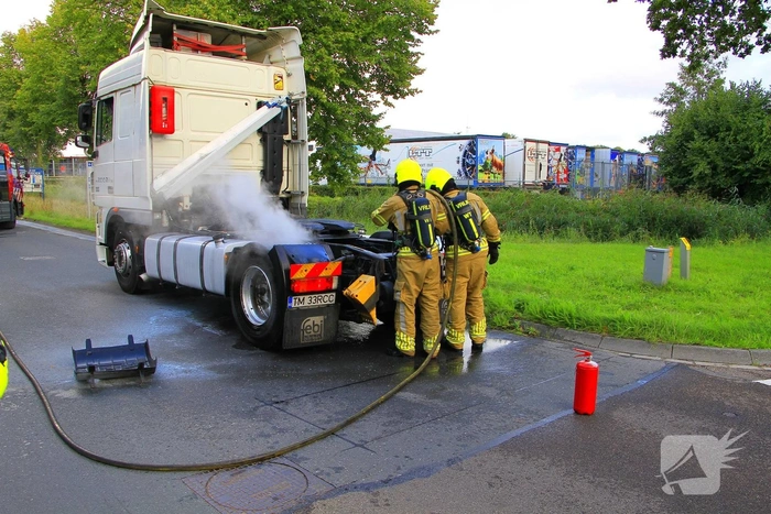 Vrachtwagen met vastgelopen remmen zorgt voor brand en rookontwikkeling
