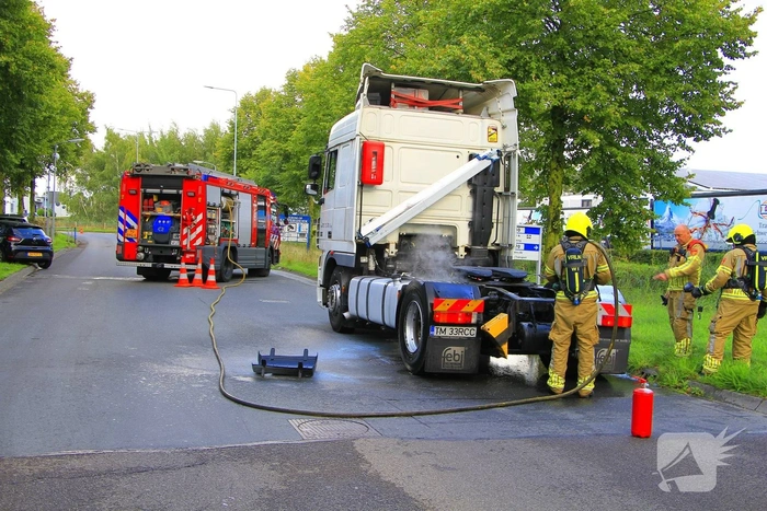 Vrachtwagen met vastgelopen remmen zorgt voor brand en rookontwikkeling