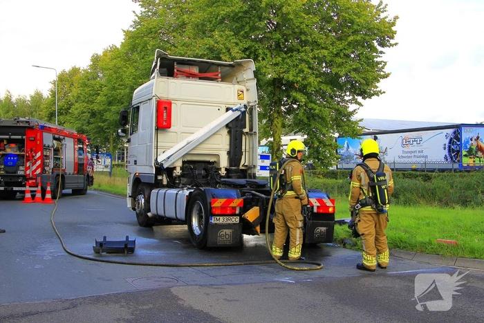 Vrachtwagen met vastgelopen remmen zorgt voor brand en rookontwikkeling
