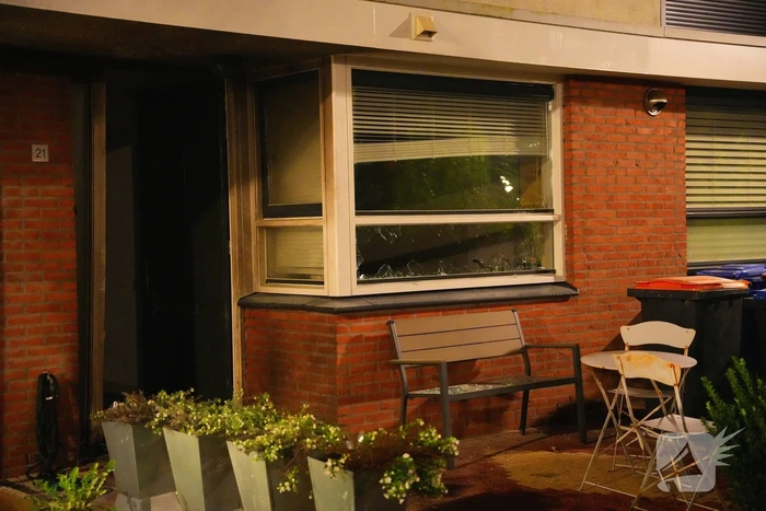 Schade na explosie bij voordeur van woning