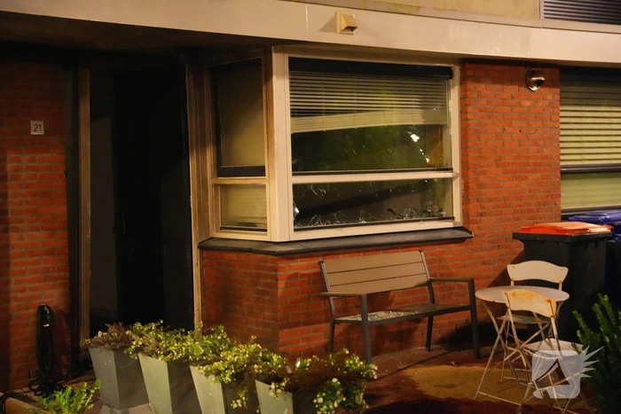 Schade na explosie bij voordeur van woning