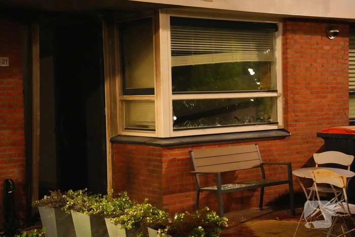 Schade na explosie bij voordeur van woning