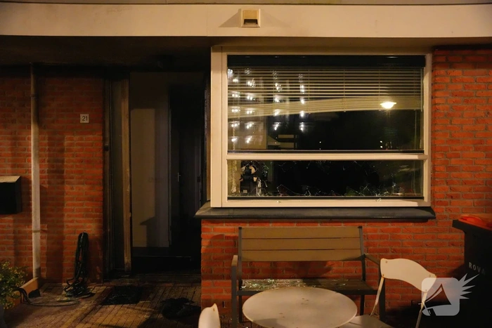 Schade na explosie bij voordeur van woning