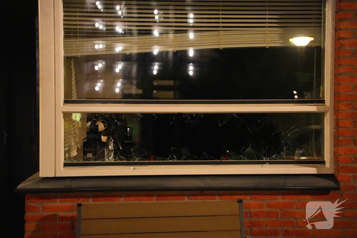 Schade na explosie bij voordeur van woning