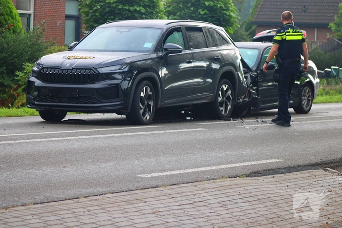 Flinke schade na botsing tussen voertuigen