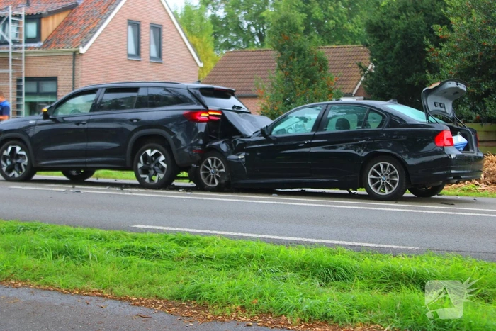 Flinke schade na botsing tussen voertuigen