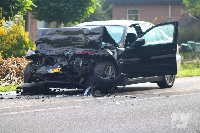 Flinke schade na botsing tussen voertuigen